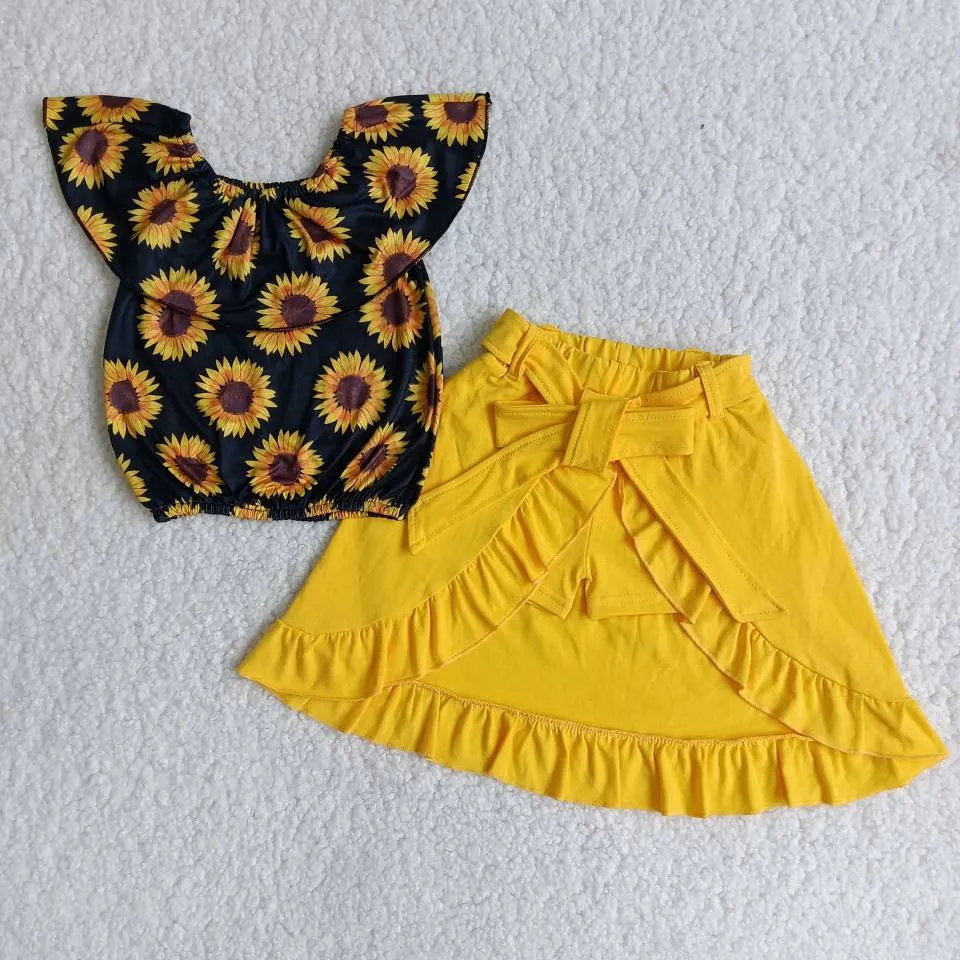 B3-14  Sunflower-patterned short-sleeved top with yellow culottes