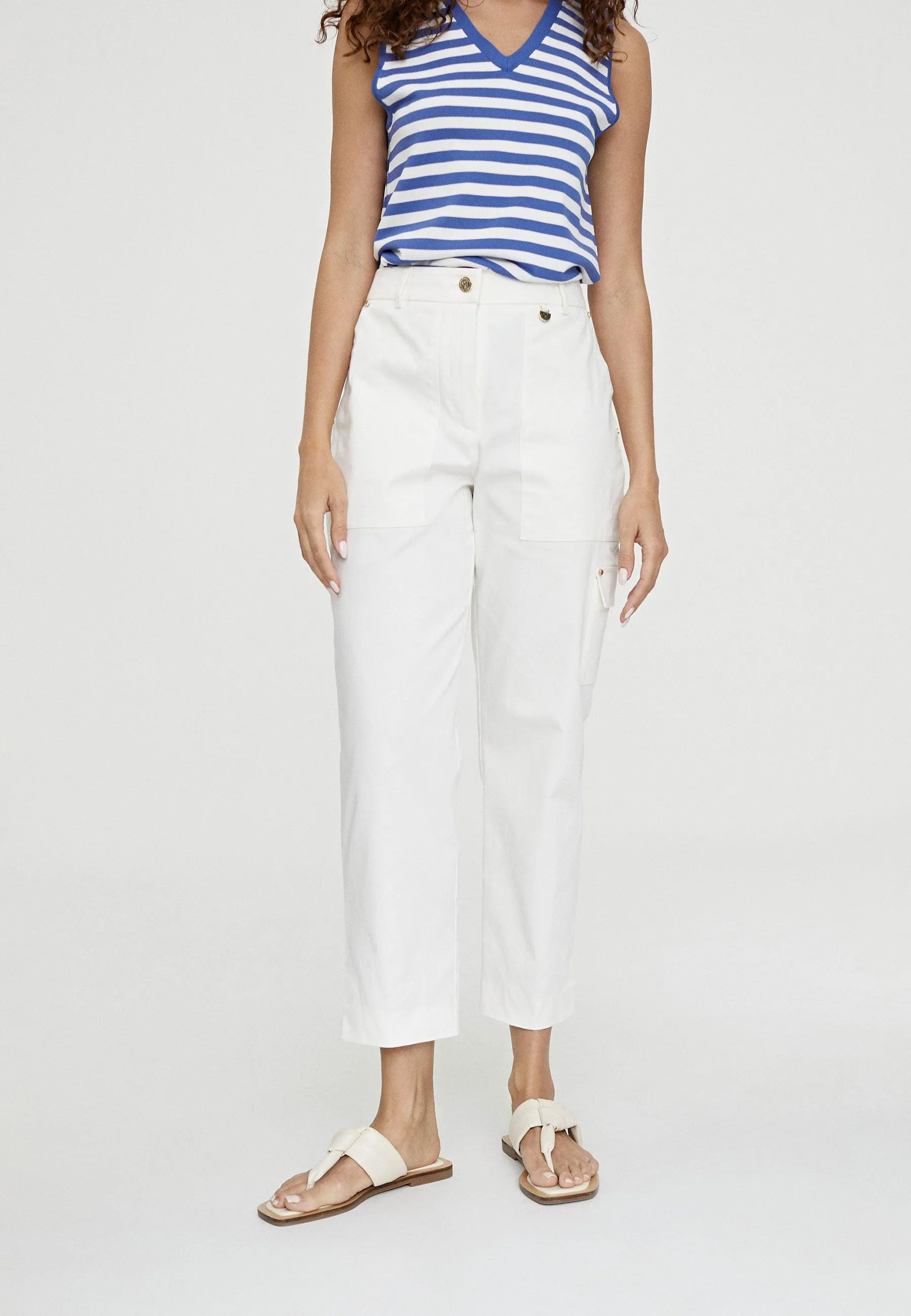 Trousers with side pockets