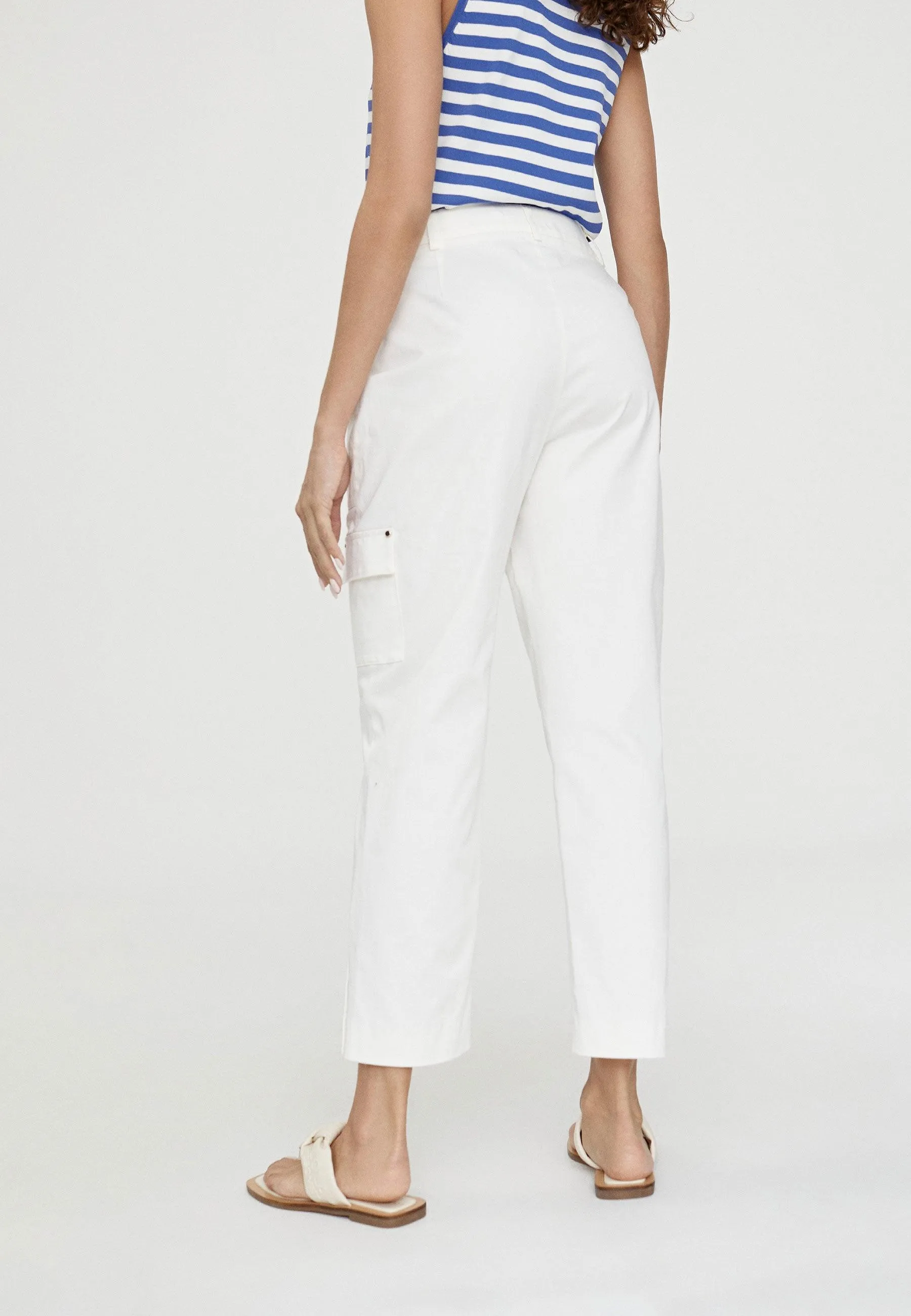 Trousers with side pockets