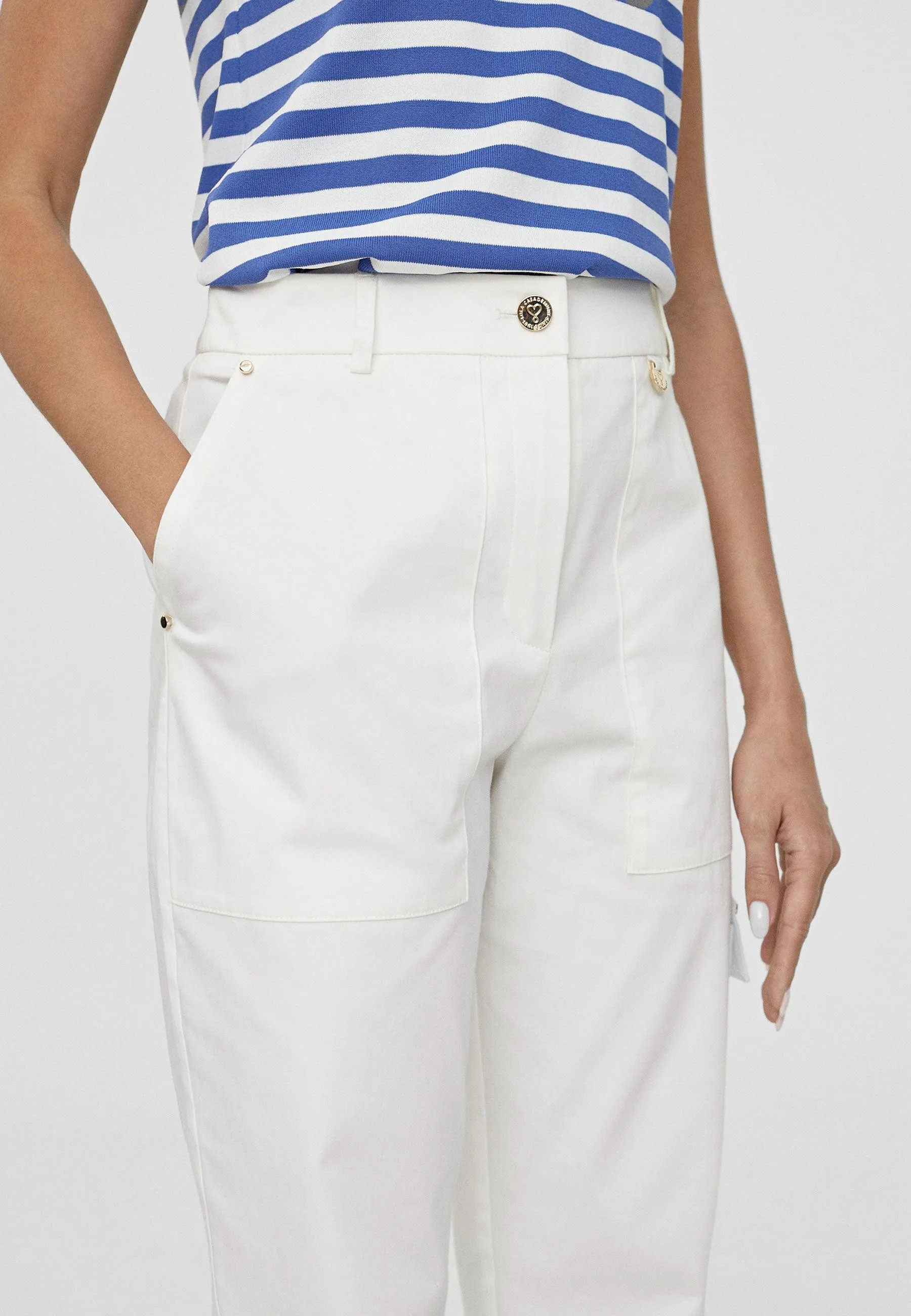 Trousers with side pockets